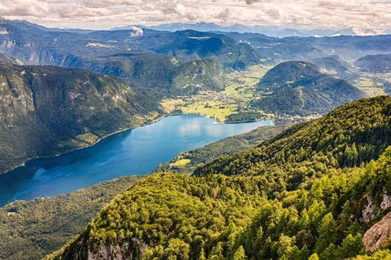 Vista del lago Bohinj desde la montaña Vogel